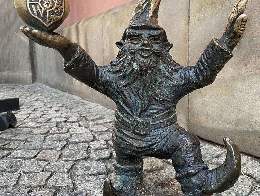 Kleine Bronze-Zwergenstatue auf den Straßen von Breslau